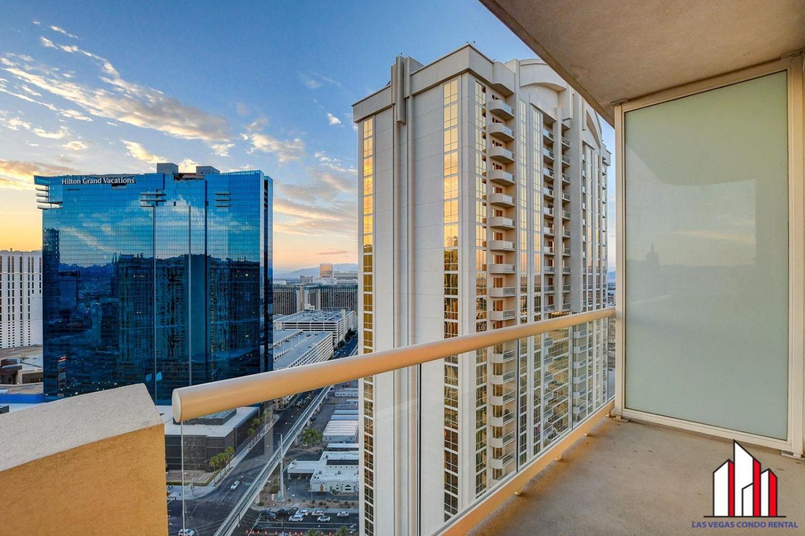 Mgm Signature-30-705 F1 Track & Strip View Balcony Ferienhaus *